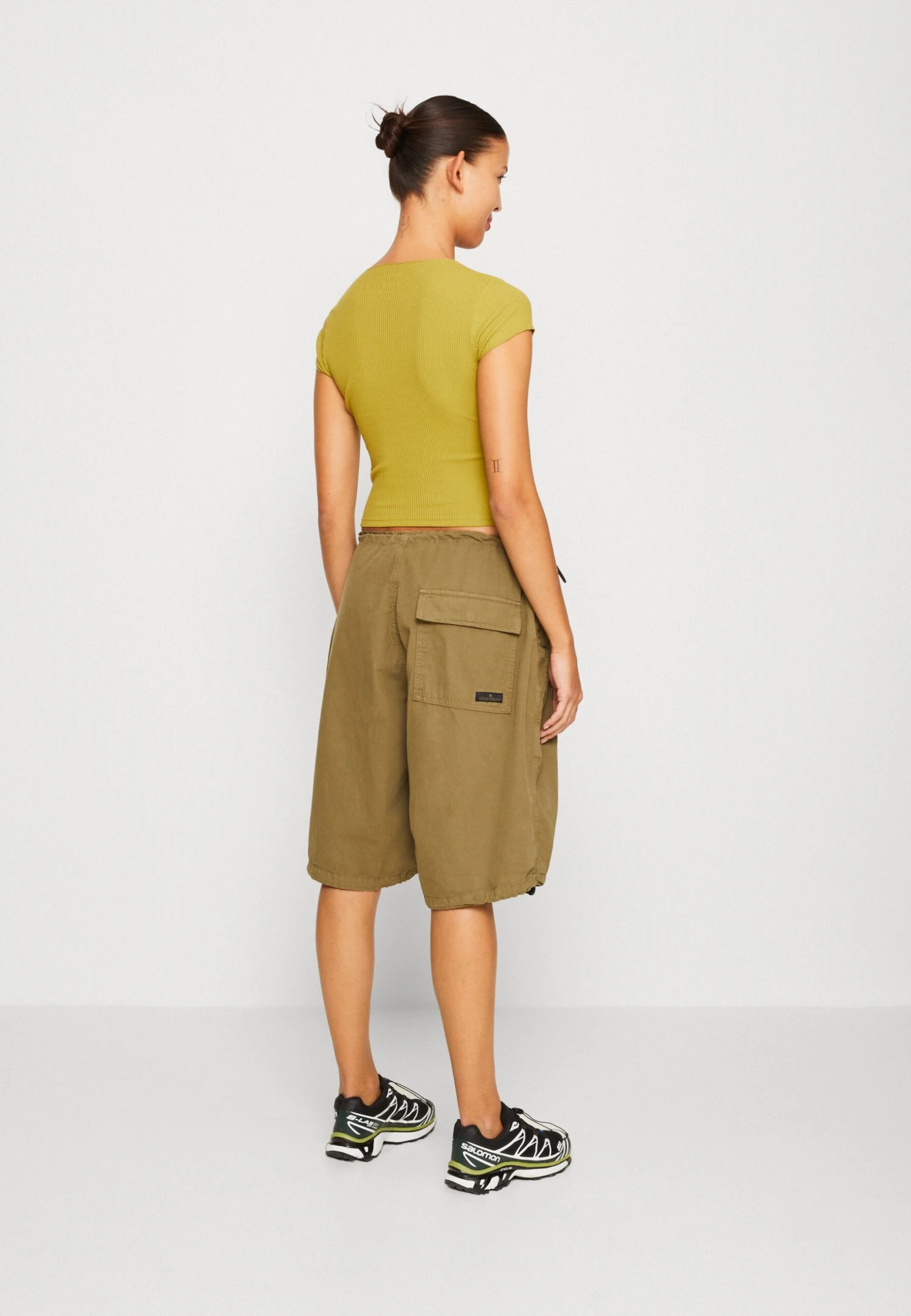 BDG Urban Outfitters Baggy Longline- Shorts - Khaki 5 BDG Urban Outfitters Baggy Longline- Shorts - Khaki - Imagen 3