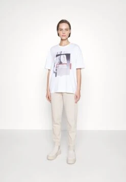 Calvin Klein Graphic - Camiseta Estampada - Bright White 9 Calvin Klein Graphic - Camiseta Estampada - Bright White -Tienda barata Ulla Popken 0a265543bdcf4636adb27a30c6d975e6