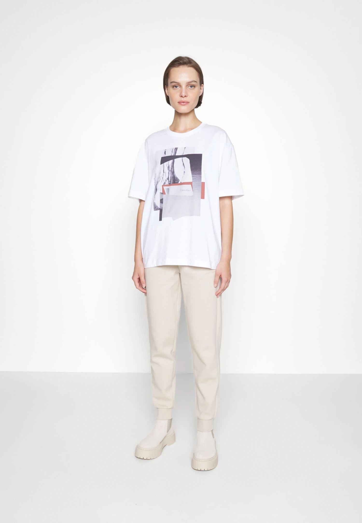 Calvin Klein Graphic - Camiseta Estampada - Bright White 4 Calvin Klein Graphic - Camiseta Estampada - Bright White - Imagen 2