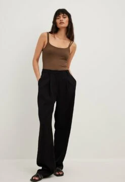 NA-KD Mit Doppelten Trägern - Top - Brown 7 NA-KD Mit Doppelten Trägern - Top - Brown -Tienda barata Ulla Popken 181aa8713dcd4299b56f840cb82bfa5a