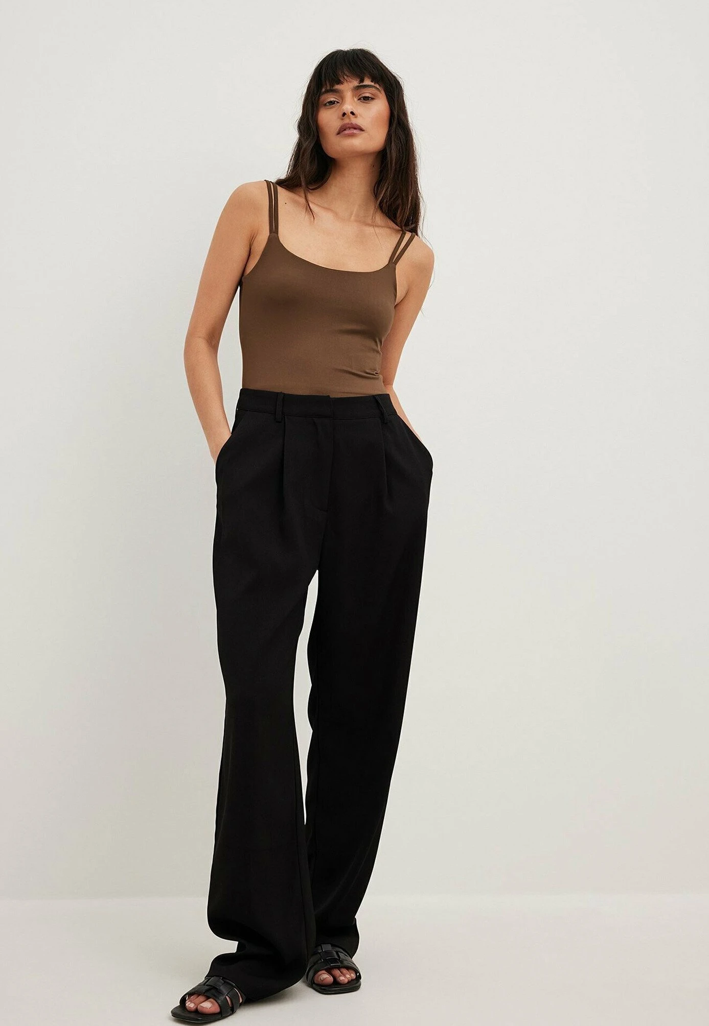 NA-KD Mit Doppelten Trägern - Top - Brown 4 NA-KD Mit Doppelten Trägern - Top - Brown - Imagen 2