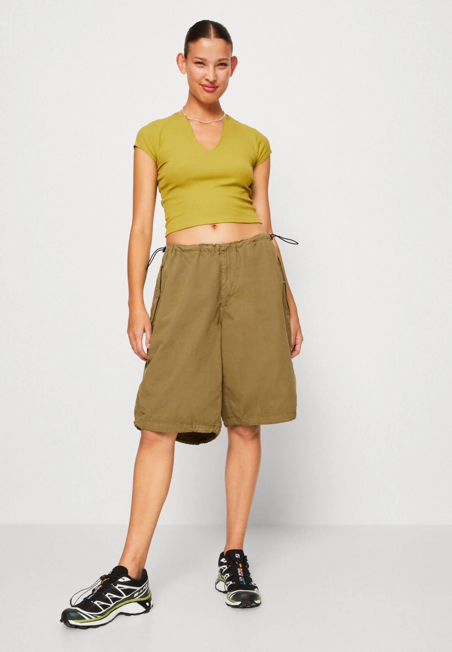 BDG Urban Outfitters Baggy Longline- Shorts - Khaki 6 BDG Urban Outfitters Baggy Longline- Shorts - Khaki - Imagen 4