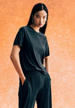 Soft Touch Crewneck- Camiseta Básica - Black 9 Soft Touch Crewneck- Camiseta Básica - Black -Tienda barata Ulla Popken 28c0a0b0884f47bbb5d02a92773affa8