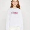 Guess 3D Patch - Sudadera - Pure White -Tienda barata Ulla Popken 477e3bf3968b486291883efa71d691c5