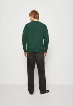 MARKET Emboss Print Crewneck Unisex - Sudadera - Forest -Tienda barata Ulla Popken 4a2572ed187e4ac8b43a38064176993e