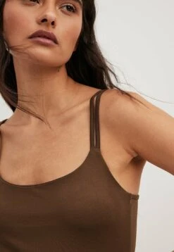 NA-KD Mit Doppelten Trägern - Top - Brown 9 NA-KD Mit Doppelten Trägern - Top - Brown -Tienda barata Ulla Popken 4b62a54818cc49a9895c8c74acfc3972