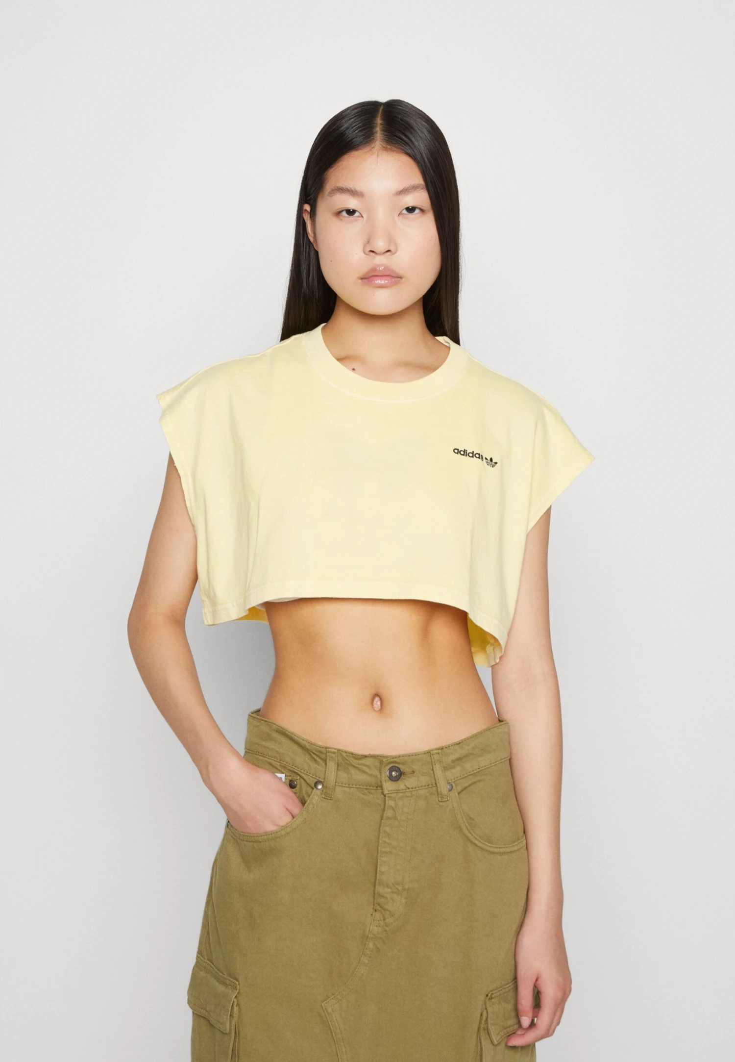 Adidas Originals Originals Muscle Crop - Top - Light Yellow 5 Adidas Originals Originals Muscle Crop - Top - Light Yellow - Imagen 3