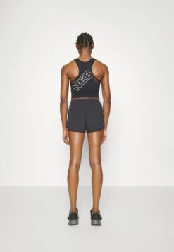 NEBBIA Short Pro Logo - Pantalón Corto De Deporte - Black -Tienda barata Ulla Popken 4cc7db44ef504a37bf9c7ce8d120e51c