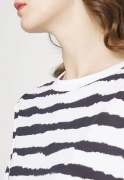 DRYKORN Areta - Camiseta Estampada - Black -Tienda barata Ulla Popken 4f33c5c568804e63b274a1d2214ba3fc