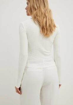 NA-KD Mit Rundem Kragen - Camiseta De Manga Larga - Offwhite -Tienda barata Ulla Popken 5a5d72a3d9604f15aa7ad274fa53596e