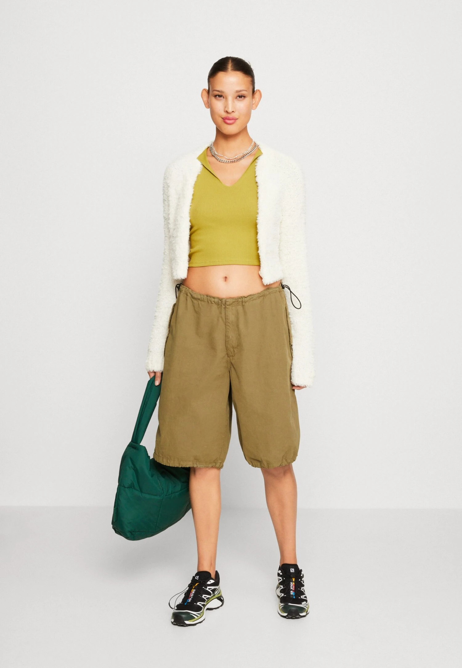BDG Urban Outfitters Baggy Longline- Shorts - Khaki 4 BDG Urban Outfitters Baggy Longline- Shorts - Khaki - Imagen 2