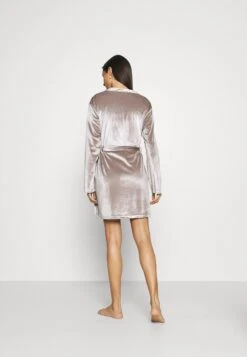 OW Collection Katrina Short Kimono - Albornoz - Grey -Tienda barata Ulla Popken 67a0b5719514421a9103e7bedfe00374