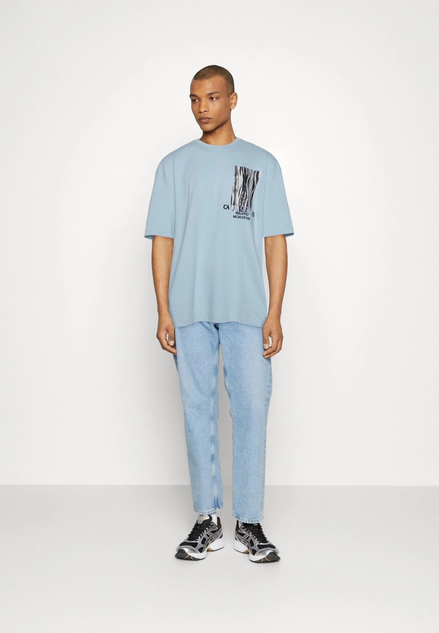 CARLO COLUCCI Plus Unisex - Camiseta Estampada - Blau 4 CARLO COLUCCI Plus Unisex - Camiseta Estampada - Blau - Imagen 2