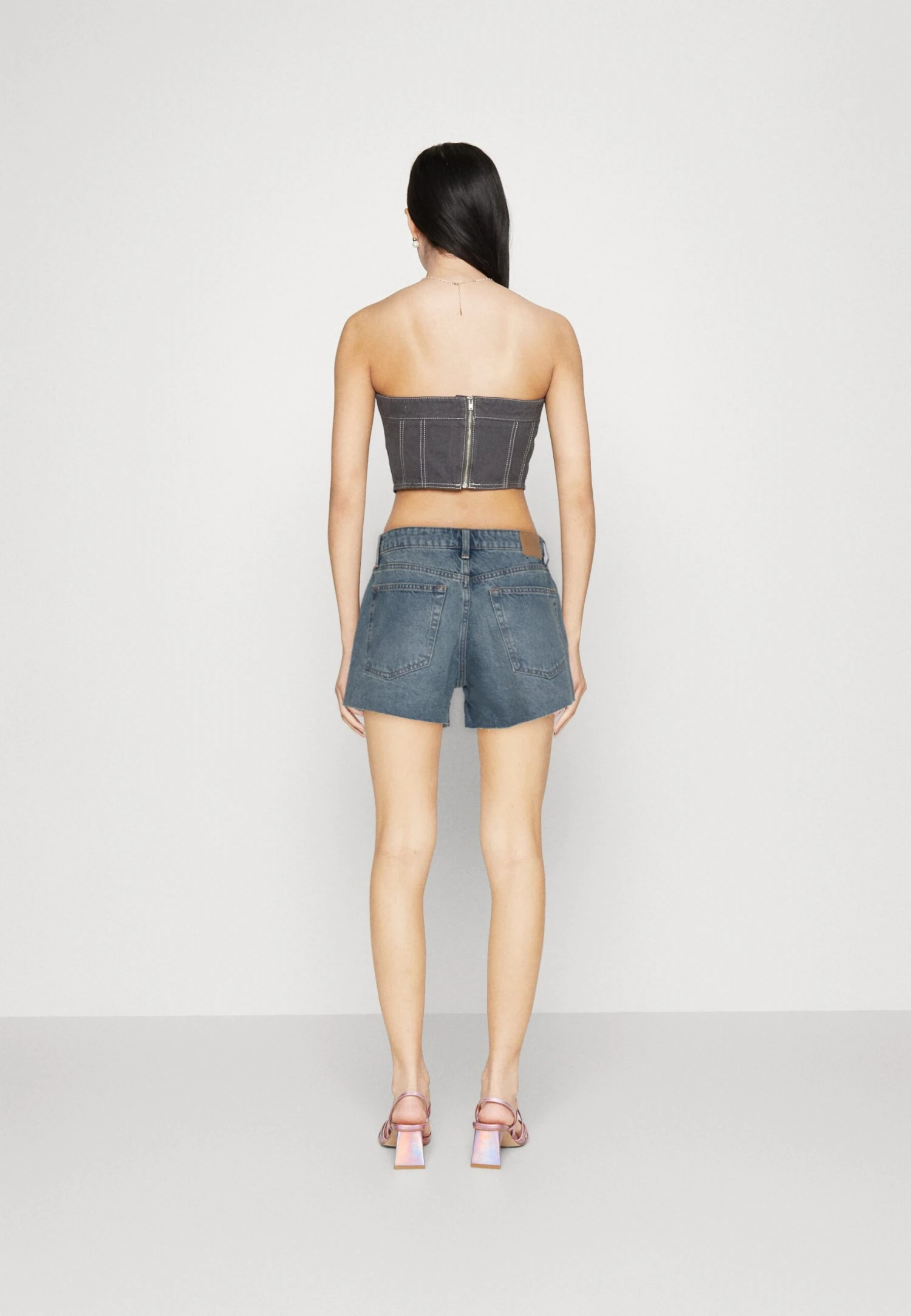 WEEKDAY Swift- Shorts Vaqueros - Blue Medium Dusty 5 WEEKDAY Swift- Shorts Vaqueros - Blue Medium Dusty - Imagen 3