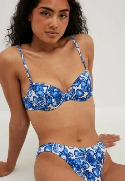 NA-KD Hochgeschnittenes - Braguita De Bikini - Dark Blue Flower -Tienda barata Ulla Popken 930e0a72008c4916b5f3017ebd0919e0