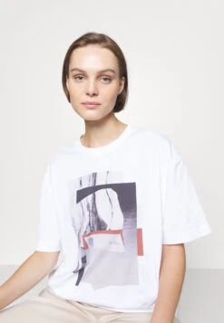 Calvin Klein Graphic - Camiseta Estampada - Bright White 11 Calvin Klein Graphic - Camiseta Estampada - Bright White -Tienda barata Ulla Popken 99b217577fb840a396cc763fe36a409f