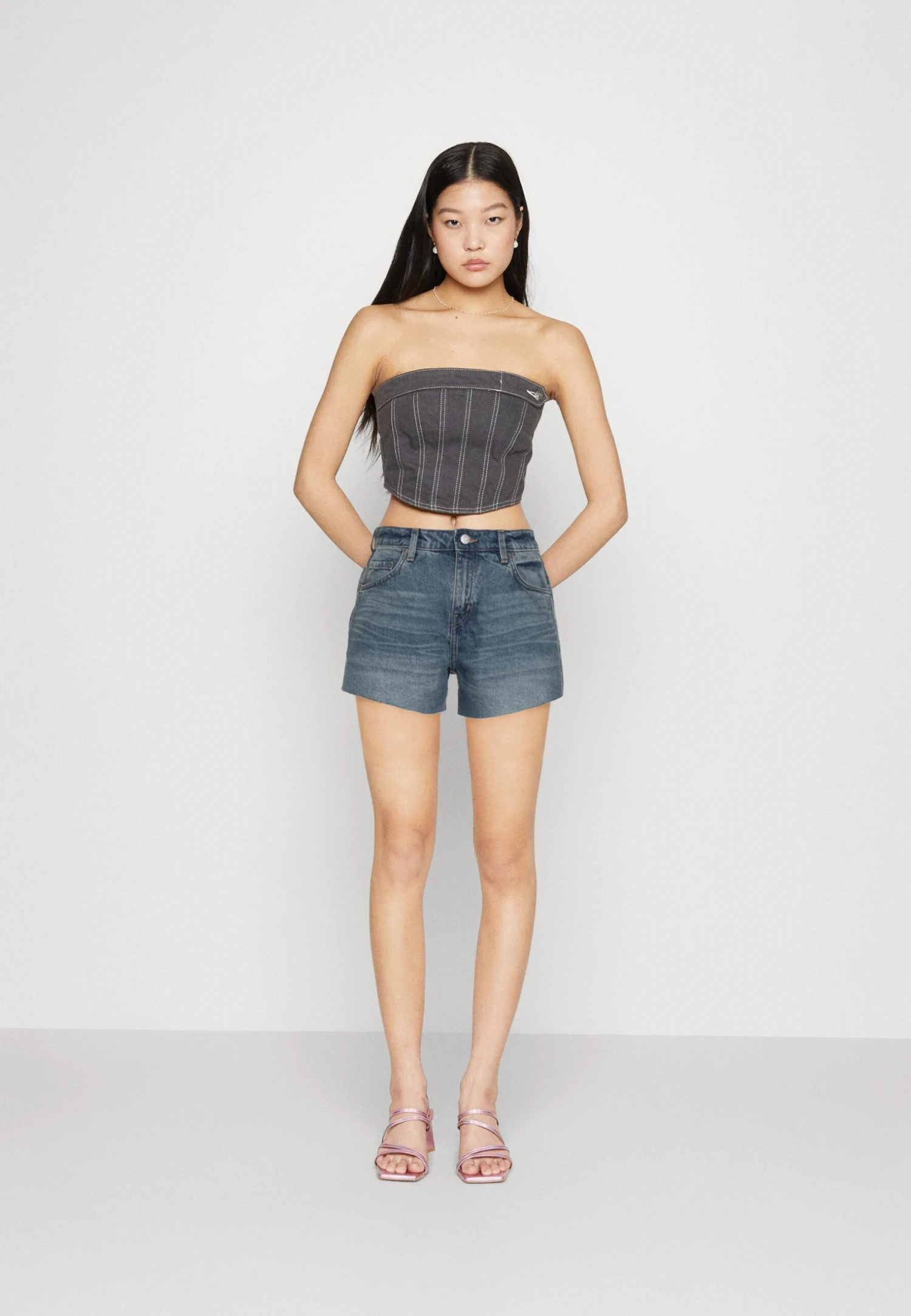 WEEKDAY Swift- Shorts Vaqueros - Blue Medium Dusty 4 WEEKDAY Swift- Shorts Vaqueros - Blue Medium Dusty - Imagen 2