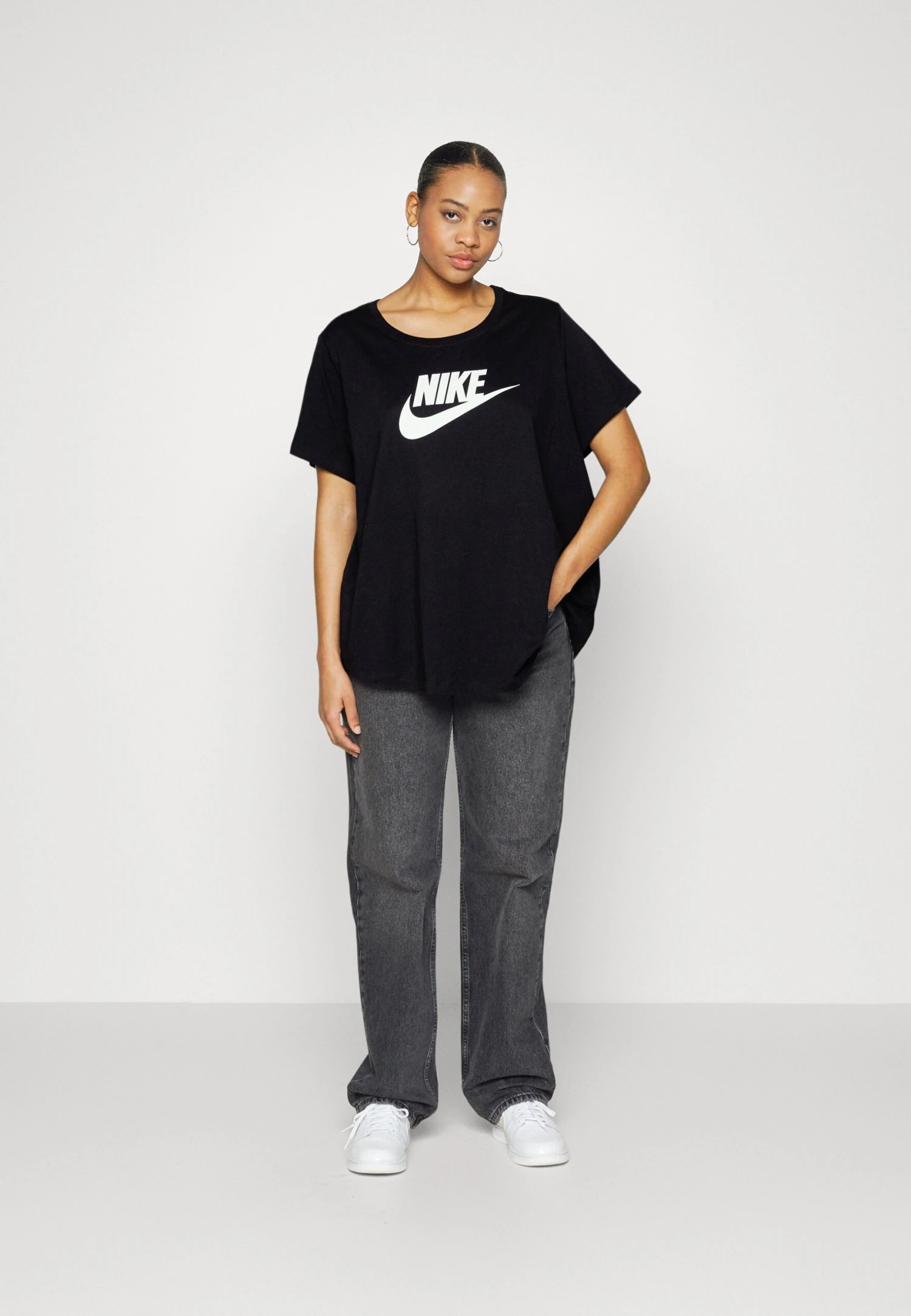 Nike Sportswear Tee - Camiseta Estampada - Black 4 Nike Sportswear Tee - Camiseta Estampada - Black - Imagen 2